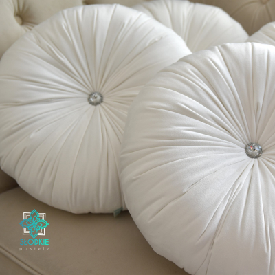 White glam poduszka dekoracyjna okrągła z weluru biała z cyrkonią Słodkie Pastele - 2