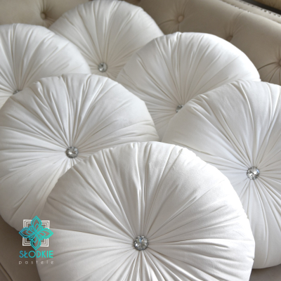 White glam poduszka dekoracyjna okrągła z weluru biała z cyrkonią Słodkie Pastele - 5